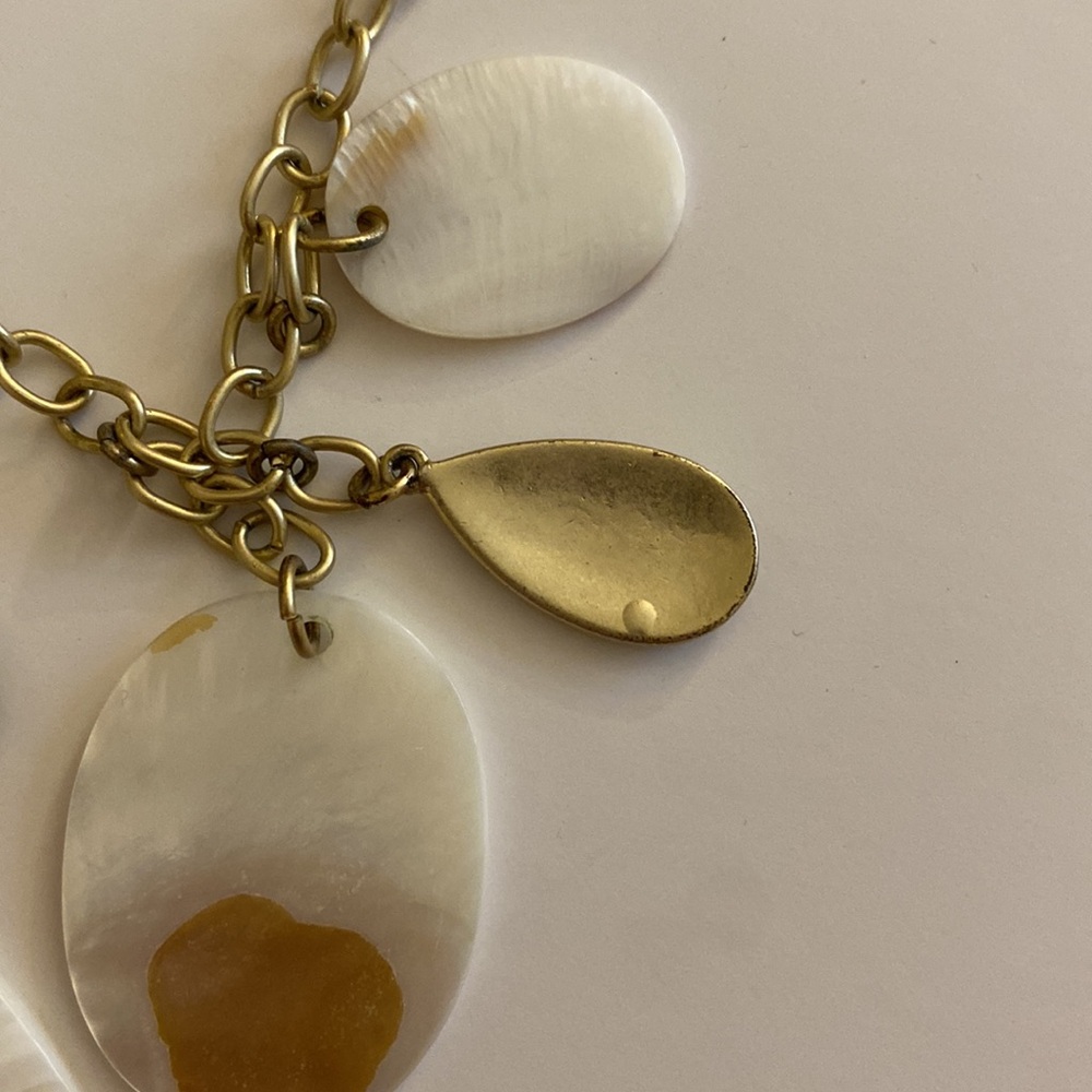 Chaps costume necklace with large genuine seashells on soft bronze tone chain - Picture 5 of 7